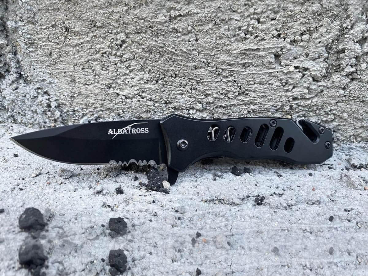 FK003-35SD partially serrated blade detail